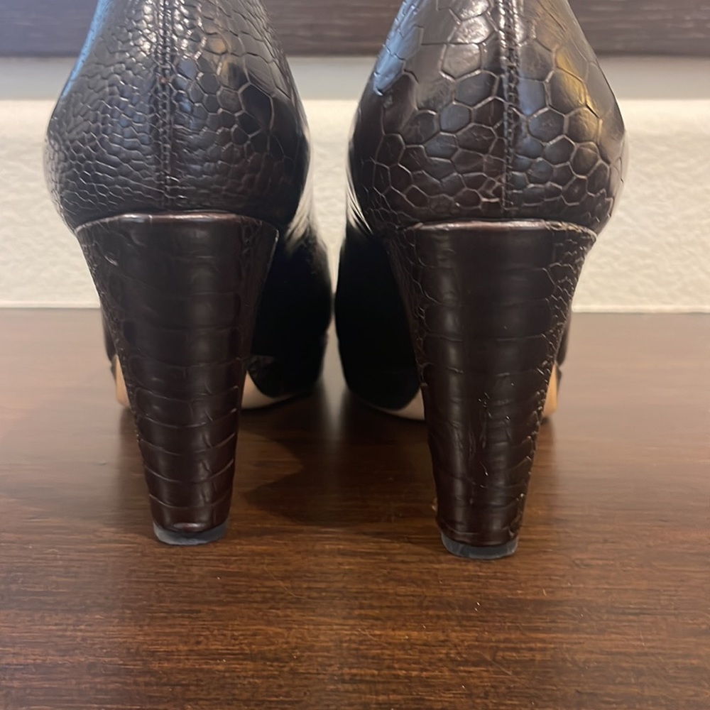 Gucci brown leather embossed pumps - Picture 2 of 3